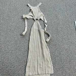 Vici maxi, tan color, fitted fit, clips around neck and ties in back
